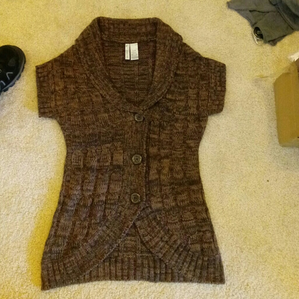Large short sleeve three button sweater